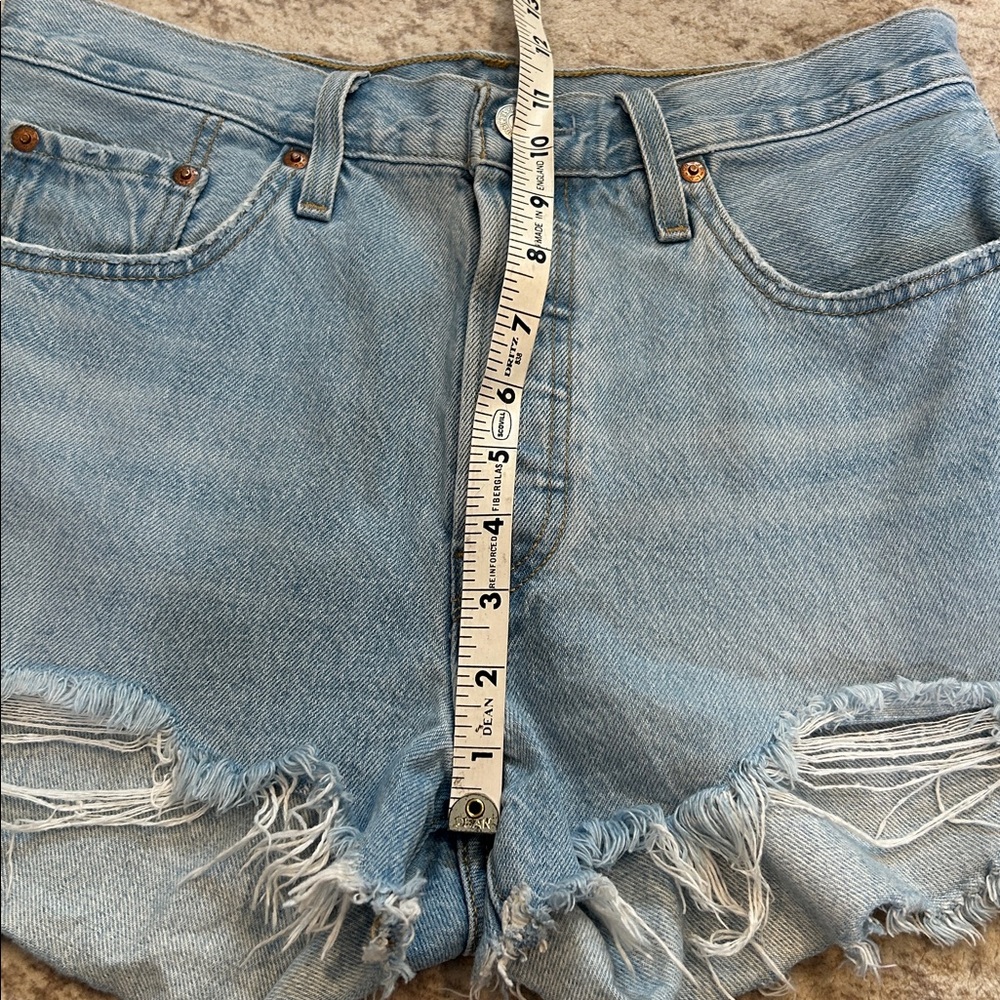 Levi's 501 Original Cut-Off Denim Shorts, featuring a classic button fly size 29 - Picture 8 of 9